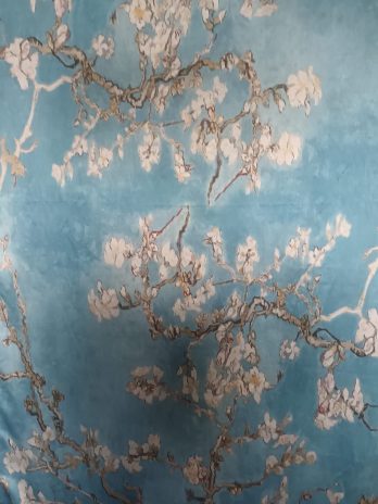 Eșarfă din mătase naturală cu picturi cu două fețe diferite