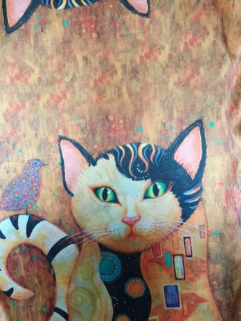 Eșarfă din mătase naturală cu picturi cu două fețe diferite.